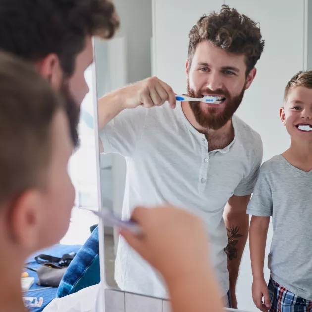 Lapset tarvitsevat aikuisen apua, jotta hampaat puhdistuvat kunnolla.