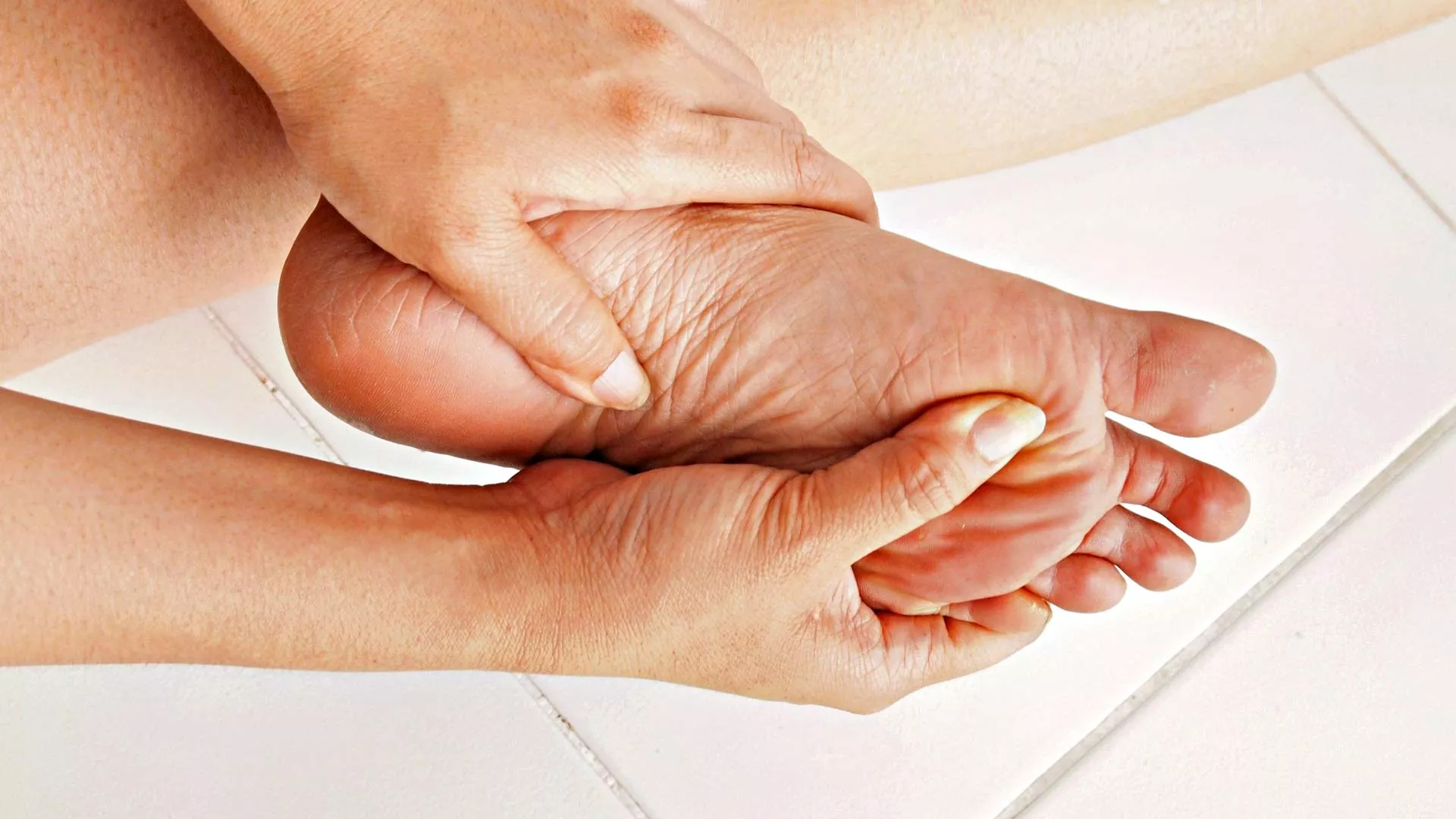 Rasvauksen yhteydessä on hyvä tarkistaa, ettei jaloissa ole haavaumia. 