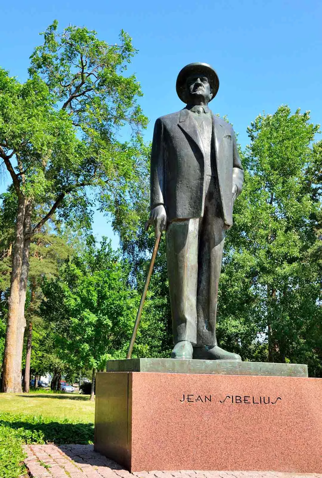 Jean Sibeliuksen patsas Järvenpään taidemuseon pihalla.