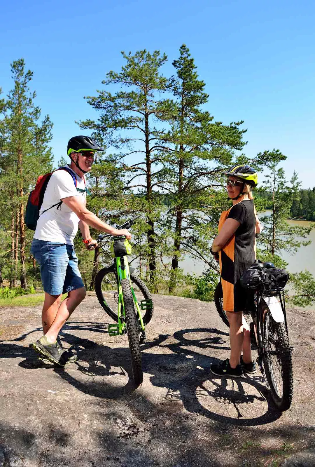 Vantaalaiset Hanna ja Kai Mäkisalo ovat poikenneet pyöräretkellään ihailemaan Sarvikallion upeita maisemia. 