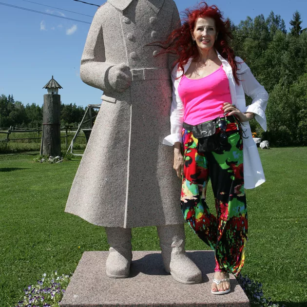 Aira Samulin ja isä Viktor Savion patsas