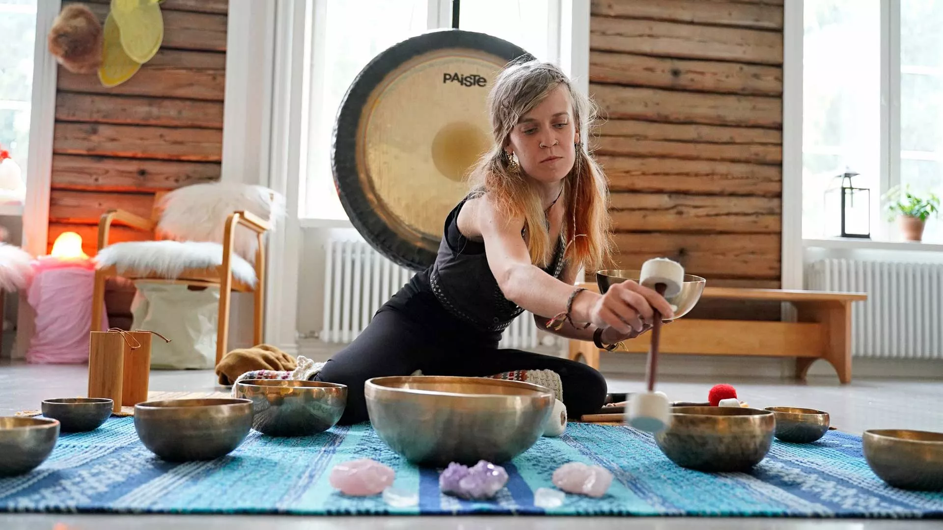 Äänimaljarentoutus: Taina Kaura käyttää rentoutuksessa yhdeksää maljaa, tuulikelloa ja gongia. Maljoja ja gongia soitetaan pehmustetuilla iskimillä tai kapuloilla.