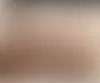 Katri Koljonen sai Seuran tekemään positiivisen jutun takapajuisena pidetystä Pihtiputaasta. Hänet kuvattiin lapsineen kirkon edessä. © Otavamedia / arkisto