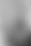 Huivi on ollut meilläkin poliittinen tunnus: työväen vappu­marsseilla neuvosto­­henkinen kukkahuivi kertoi ihmisen valinneen puolensa ”luokka­taistelussa”. © Helsingin kaupunginmuseo