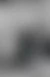 Alppikauriin vasa kiipeää Auran syliin. Aura oli perheen lapsista tunnollisin eläintenhoitaja, kertoo Sesse Koivisto kirjassaan Eläintarha olo­huoneessamme. © Koivistojen kotialbumi