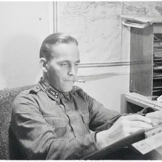 Poika Vesanto palveli jatkosodan aikana tiedotuskomppaniassa ­rintamapiirtäjänä.  <span class="typography__copyright">© SA-kuva</span>