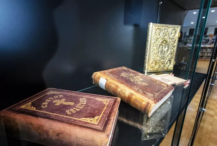 Kirjaston vitriinissä on esillä vanhoja evankeliumikirjoja. © Harri Mäenpää