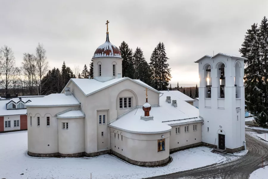 Valamon pääkirkko eli Kristuksen kirkastumisen kirkko rakennettiin luostarialueen keskelle 1970-luvulla. Se edustaa pohjoisvenäläistä tyyliä. © Harri Mäenpää