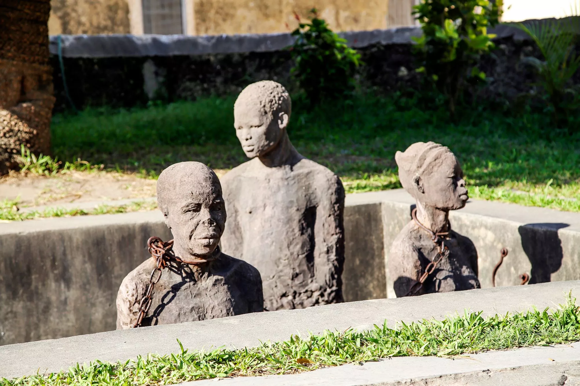 Sansibarissa käytiin avointa orjakauppaa vuoteen 1873 asti. Suurin orjamarkkinoista sijaitsi Stone Townissa, jossa on nyt pysäyttävä muistomerkki. © Sanna Wallenius