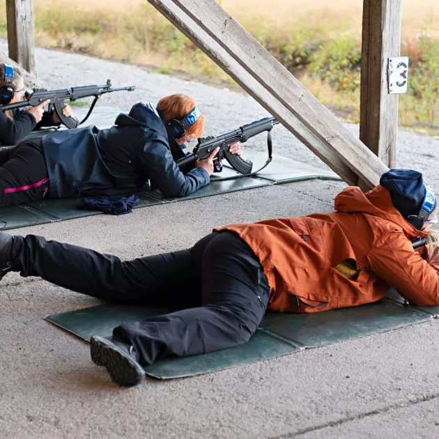 Maanpuolustus: ”Rynnäkkökiväärin käsittelyn ja oikean ampuma-asennon oppii nopeasti”, Minna Kuvaja kertoo. © Veijo Lindgren