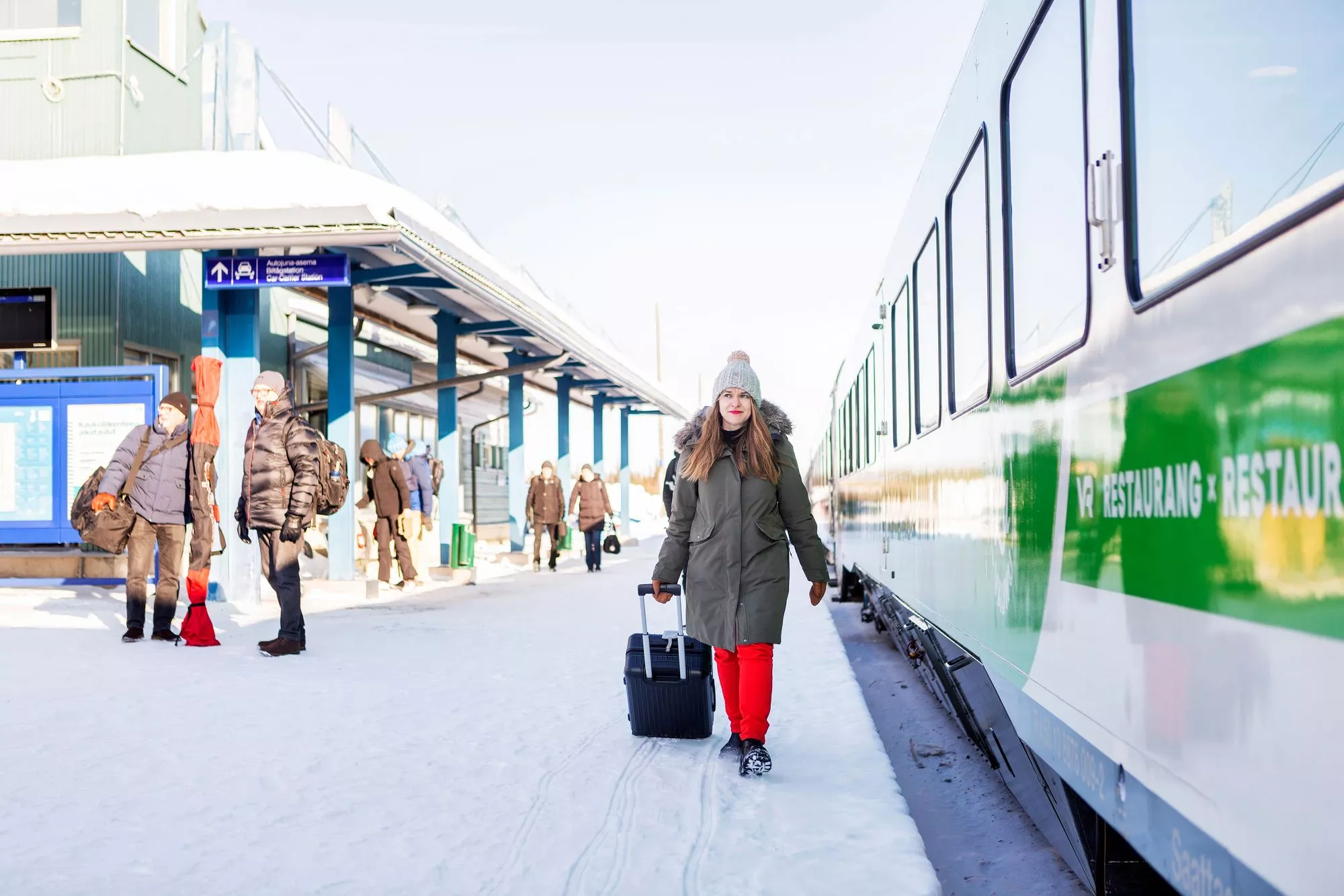 Suomessa Satu Rämö nauttii junalla matkustamisesta, sillä toisessa kotimaassa Islannissa ei ole rautateitä. Junassa on myös hyvä kirjoittaa, dekkaristi toteaa.