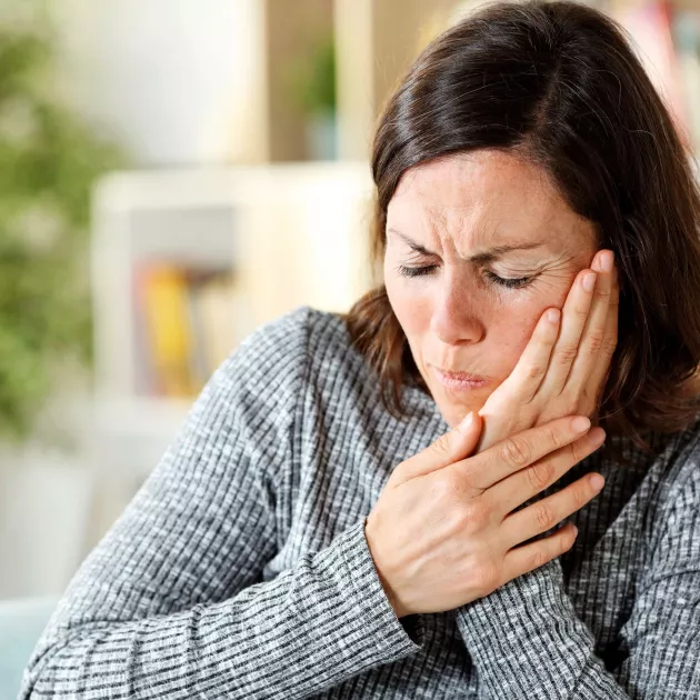 Poskiontelotulehdus kun on päällä, oireet voivat ilmetä hammassärkynä tai silmäsärkynä.