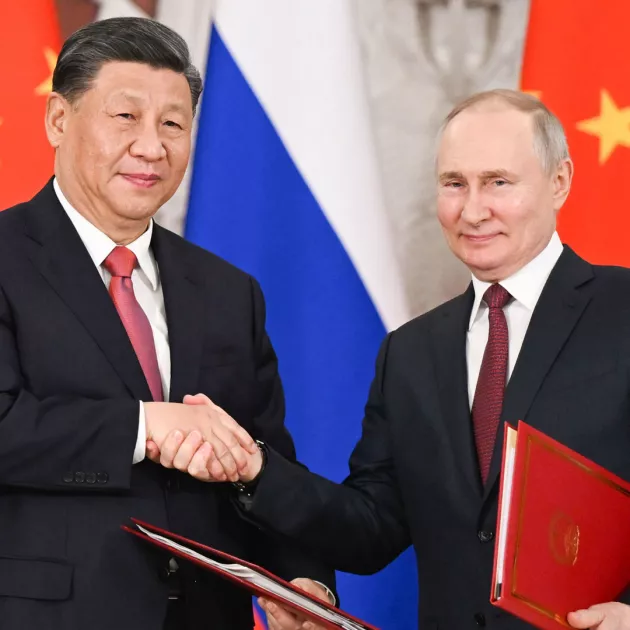 Kiinan presidentti Xi Jinping kättelee Venäjän Vladimir Putnia.