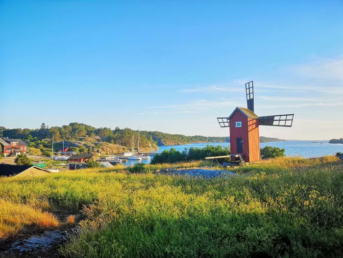 Nötön kontti­mallinen tuulimylly kuului aikanaan Sjögrannasin tilaan ja on viimeisenä pystyssä saaren aikanaan runsaslukuisesta myllykannasta. © Markus Ånäs