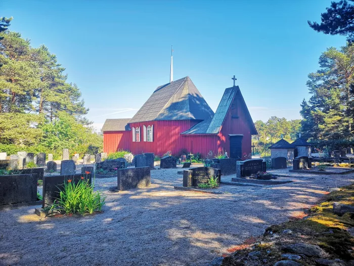 Nötön Pyhän Abrahamin kappelikirkkoa käytetään kesällä häissä, mutta siellä järjestetään myös muita kirkollisia menoja. Oma pappi saarella on ollut viimeksi 1800-luvun ensivuosikymmenellä. © Markus Ånäs