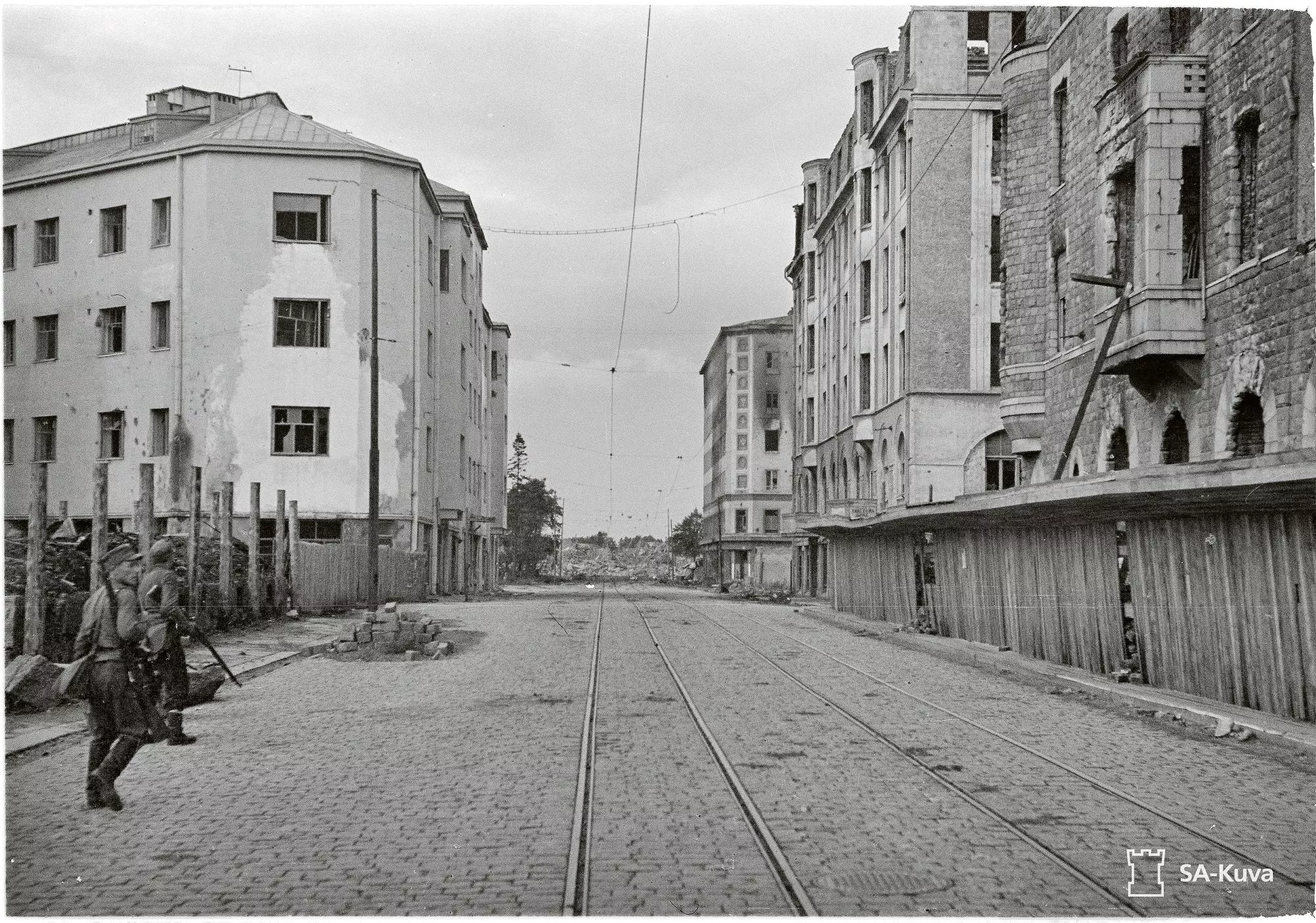 Repolankadun päässä näkyvät Viipurin rautatieaseman rauniot. Venäläiset räjäyttivät sen elo­kuussa 1941. Oikealla lähinnä asemaa olevan talon osoite oli Erkonkatu 2. <span class="typography__copyright">© SA-kuva</span>