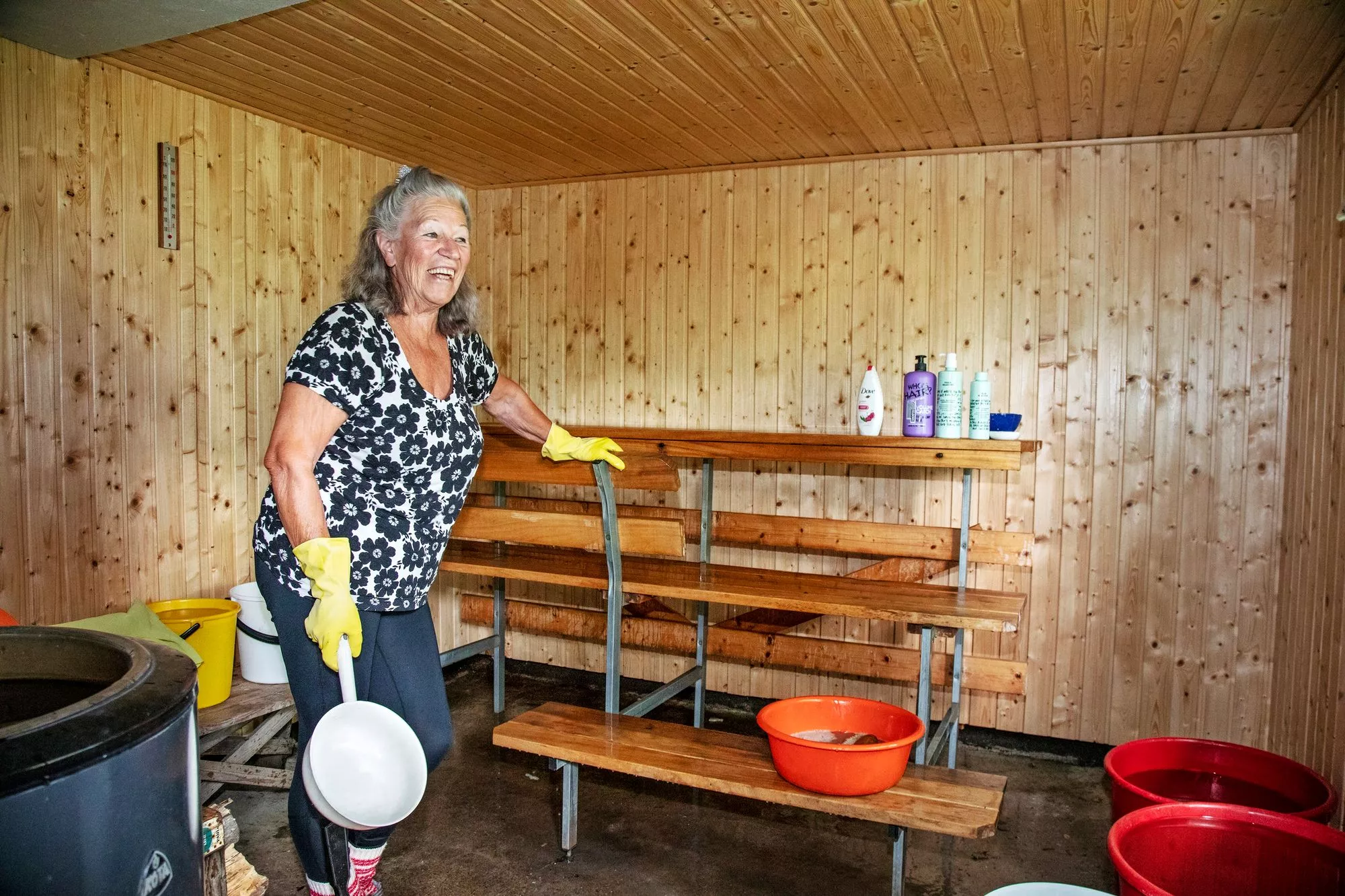 Saunaa pesevä Lempi Roiha nauttii Rasimäen tunnelmasta. © Harri Mäenpää