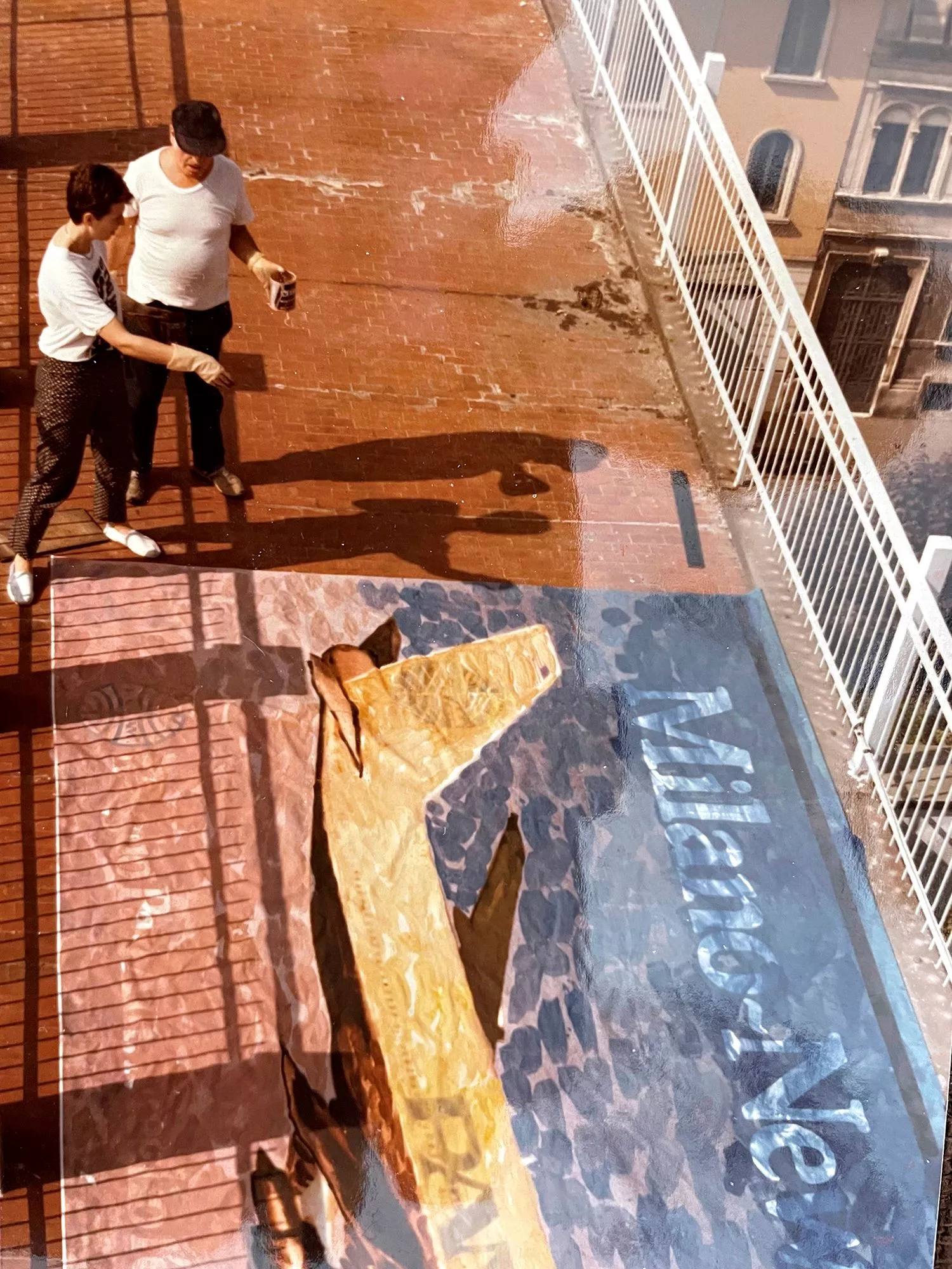Bitte työskenteli Milanossa vuonna 1986 taiteiljia Mimmo Rotellan assistenttina. ”Kiipesimme hänen kotinsa katolle tekemään taidetta.” © Bitte Westerlundin kotialbumi