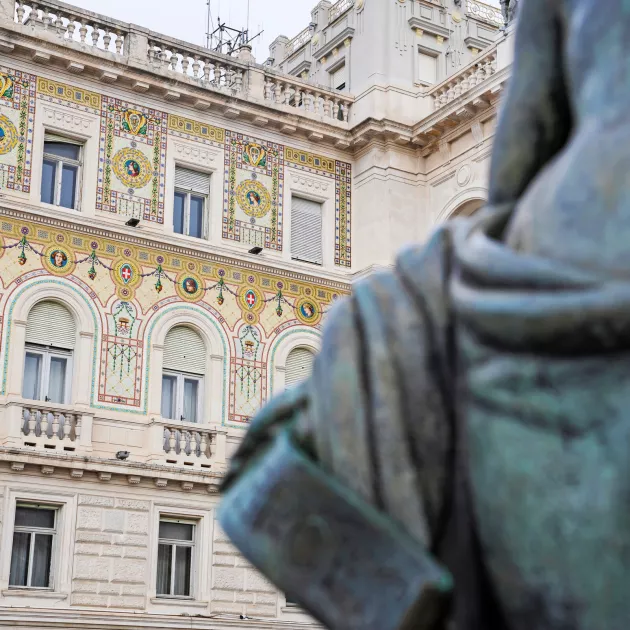 Piazza Unità d’Italiaa komistavat koristeelliset rakennukset ja näyttävät patsaat.