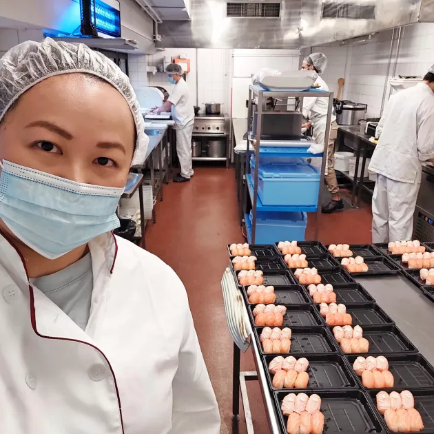 Nykyään Jenni Chen-Ye pyörittää perheyritystä, joka tuottaa wok-ruokia ja sushia. Lisäksi heillä on kiinalainen ravintola.