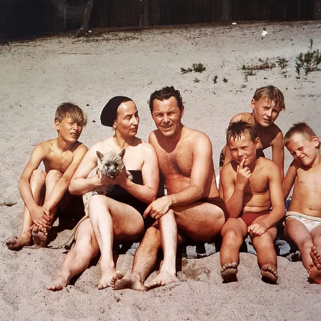 Juha (vas.), Jouni, Timo ja Kimmo Maijaliisan ja Erkin kanssa rannalla 1956.