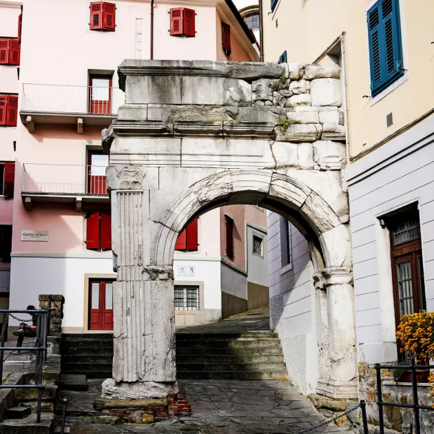 Triesten vanhan kaupunginosan katukuvaan kuuluu myös roomalaisraunioita.