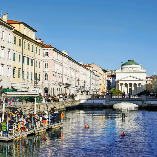 Keskustassa sijaitseva Canal Grande on Triesten vetonauloja. Sitä reunustavat niin ravintolat ja kahvilat kuin asuintalot ja historialliset monumentitkin.