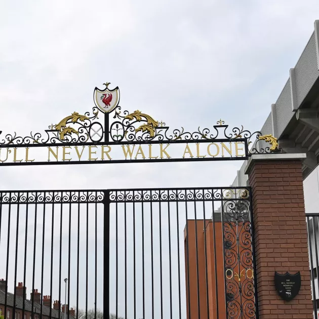 Musikaalisävelmä You'll never walk alonesta tuli Liverpool FC:n tunnuslaulu 1960-luvulla, kun Gerry & Pacemakers levytti sen.