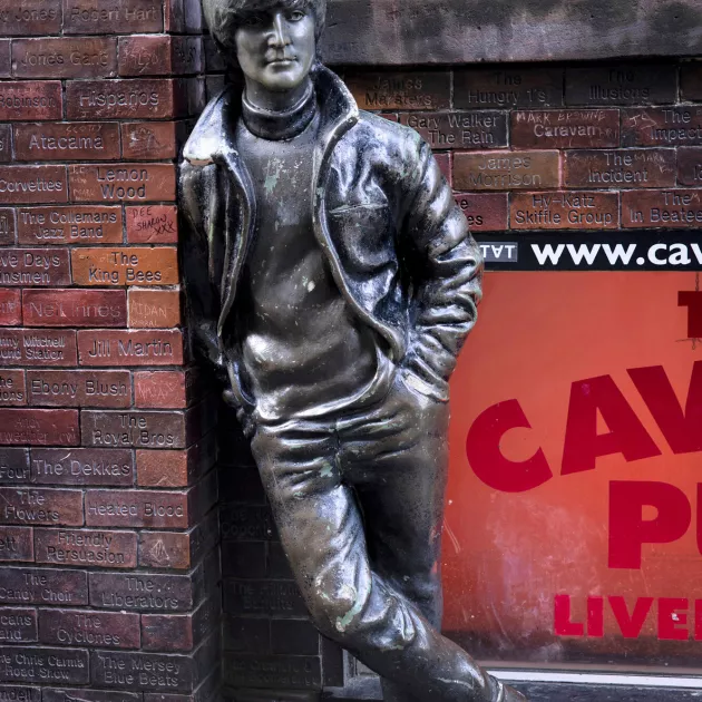 The Cavernia vastapäätä norkoilee patsas, jonka mallina oli kuva John Lennonista Hampurissa 1961.