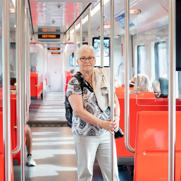 Pirkko Turunen liikkuu jo tottuneesti uudessa koti­kaupungissaan. Hän käyttää metroa lähes päivittäin.