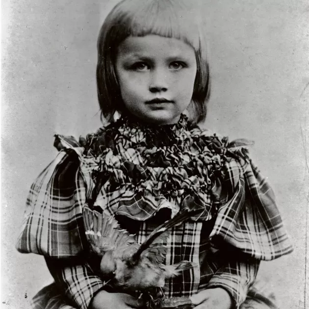 Edith Södergran ammattikuvaajalla viisivuotiaana vuonna 1897.