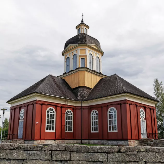 Bjärgasin ulkoilmamuseon lähistöllä sijaitsee Jacob Rifjin suunnittelema Luodon puukirkko valmistui vuonna 1787.