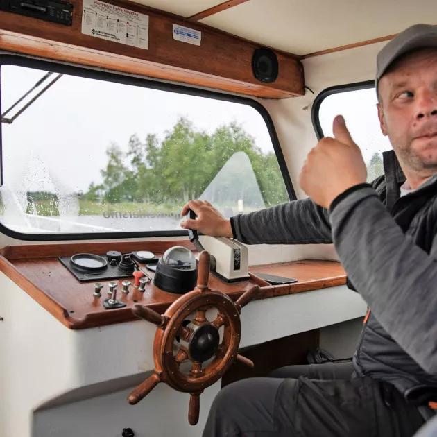 Taksia ajaa Andreas Grankulla, joka toimii saarella yrittäjänä.
