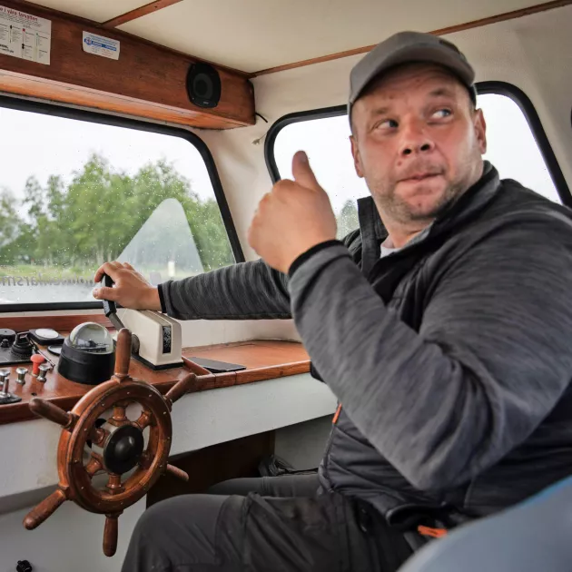 Taksia ajaa Andreas Grankulla, joka toimii saarella yrittäjänä.