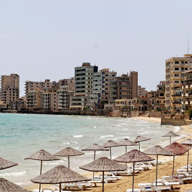Varoshan autiokaupunki Kyproksella on suljettu, mutta aivan sen rajalla on turistien suosima Palm Beach.