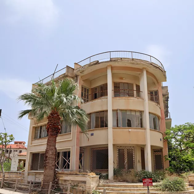 Varosha oli 60- ja 70- luvuilla Kyproksen vaurainta aluetta. Entiset luksushotellit saavat yhä jatkaa rapistumistaan.