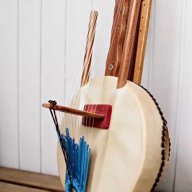 Kauniston perheen aarre on malilainen kansansoitin kora, jonka Miljan Pasi-isä sai soittimen rakentaneelta mestarimuusikolta.