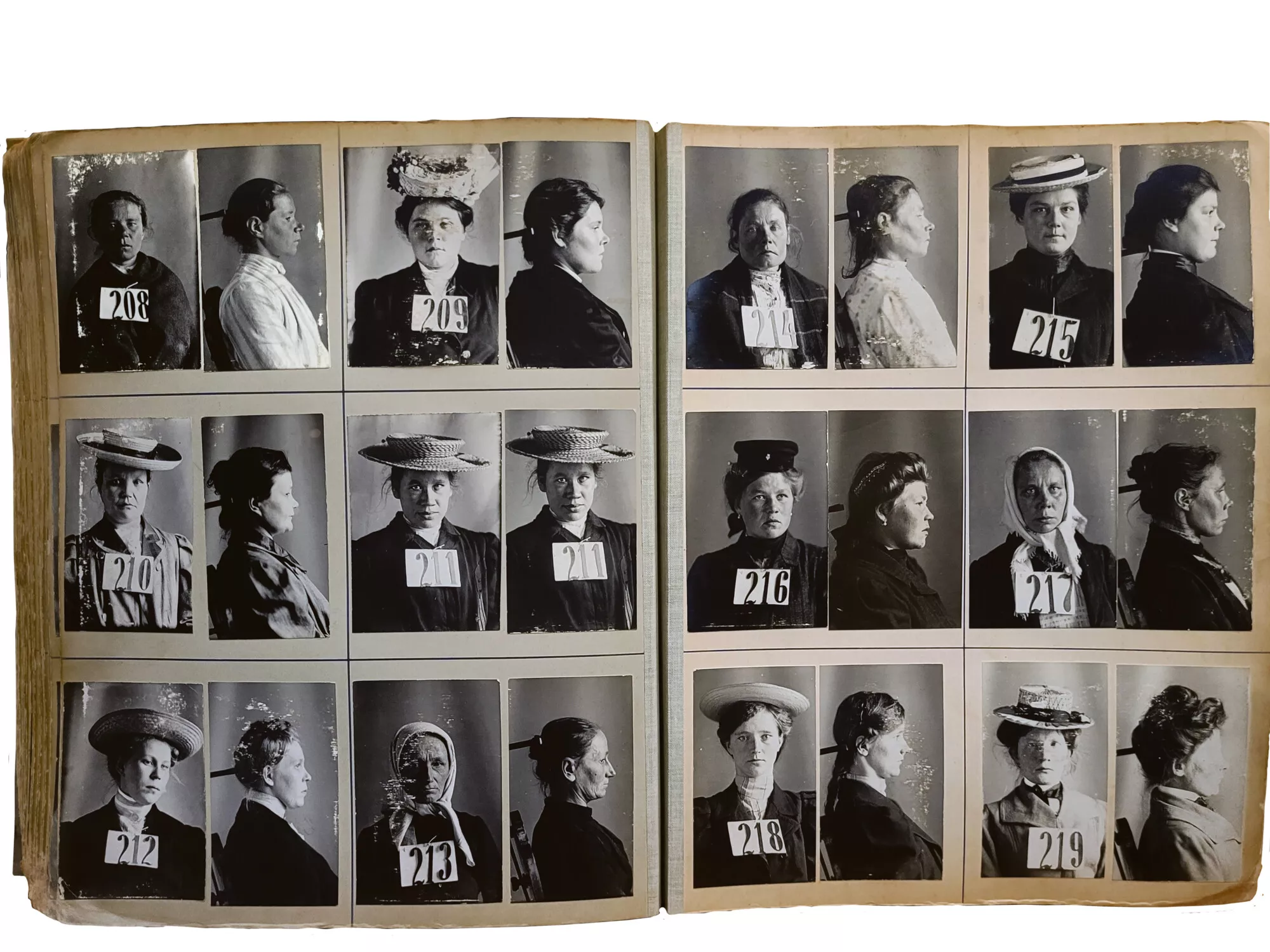Poliisin rekistereihin päätyneiden naisten valokuvat kätkivät monenlaisia ihmiskohtaloita.