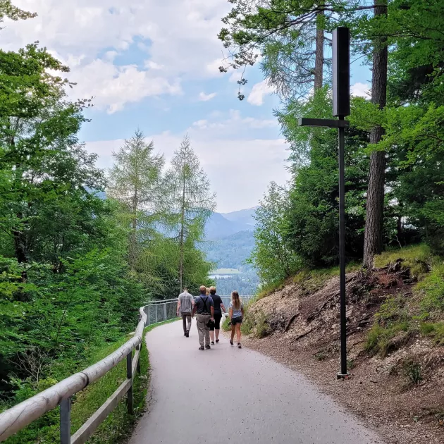Kävelyreitti Neuschwansteinille on helppokulkuinen, mutta jyrkkä.