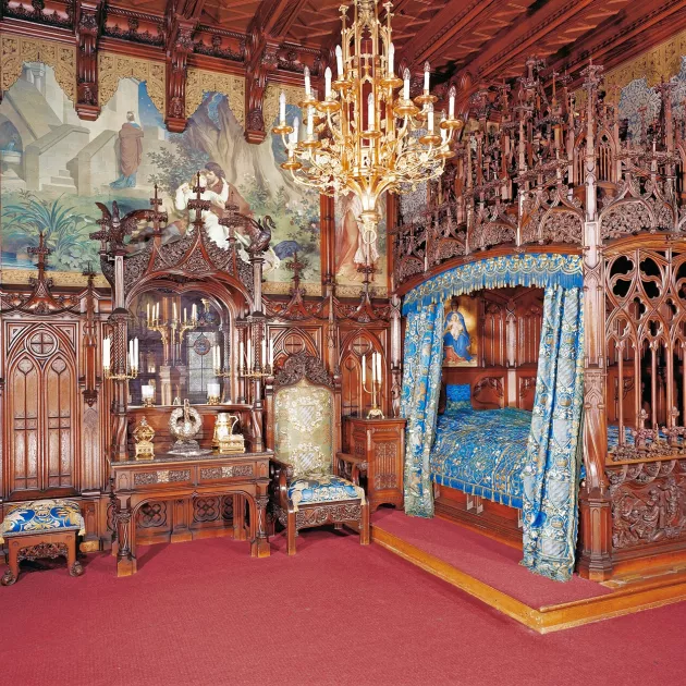 Kuningas Ludvigin makuuhuone. Seinillä on kuvattu saksalaisten tarujen tapahtumia.