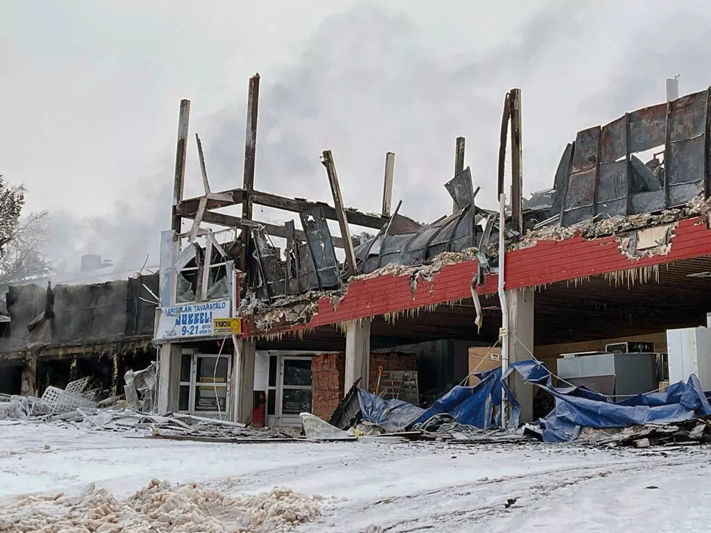Kauppakeskus Kuukkeli tuhoutui tulipalossa 21. helmikuuta 2022.