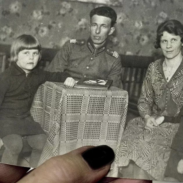 Viimeinen kuva Aira Samulinin isästä on perhepotretti. Airan (vasemmalla) lisäksi kuvassa ovat isä Viktor, äiti Anna-Liisa ja pikkusisko Inkeri.