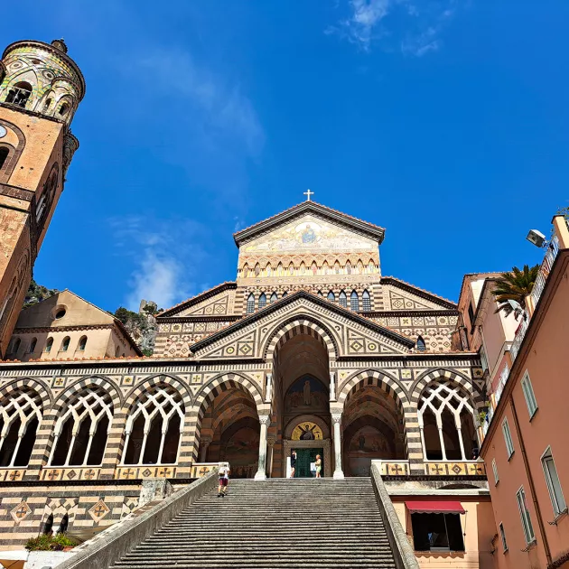 Amalfin rannikko; Duomo di Amalfi sijaistee Amalfin kaupungin ytimessä.