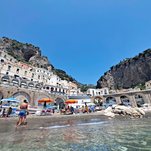 Amalfin rannikko: Viehko Atrani ja sen pieni uimaranta ovat vuorten sylissä.