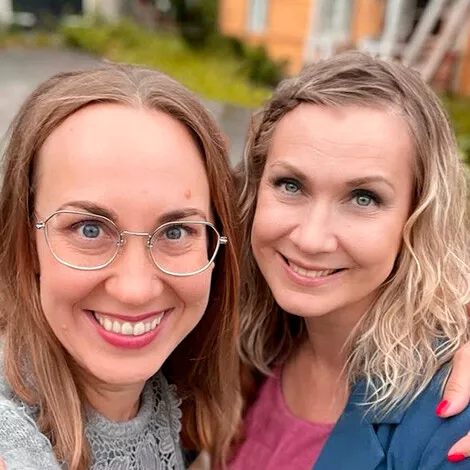 Karoliina Timonen ja toimittaja Eveliina Lauhio tapasivat Taivalkosken Päätaloviikolla.