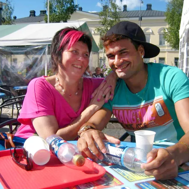 Kun Francisco siirtyi pelaamaan Mikkeliin, Paula vieraili siellä usein. Kesällä 2012 kaksikko Mikkelin torilla.