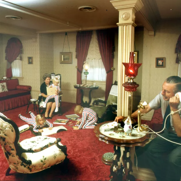 Walt Disney vaimonsa Lillianin ja lastenlastensa kanssa salaisessa asunnossaan Disneylandissa tammikuussa 1962.