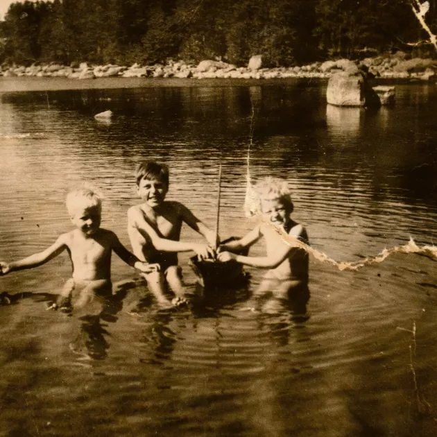 Holger (keskellä) uimareissulla veljensä Kurtin ja serkkunsa Lassen kanssa Koukkusaaressa, kun pojat olivat vielä alle kouluikäisiä. Koko Sjögrenien suku on alkujaan ollut kalastajia.