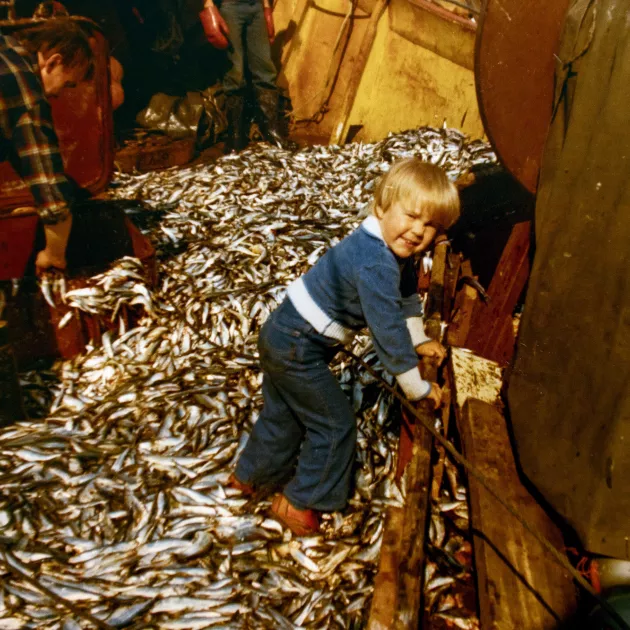 Välillä Holger kalasti Ahvenanmaan vesillä. Kuvassa Harry-poika 3-vuotiaana.