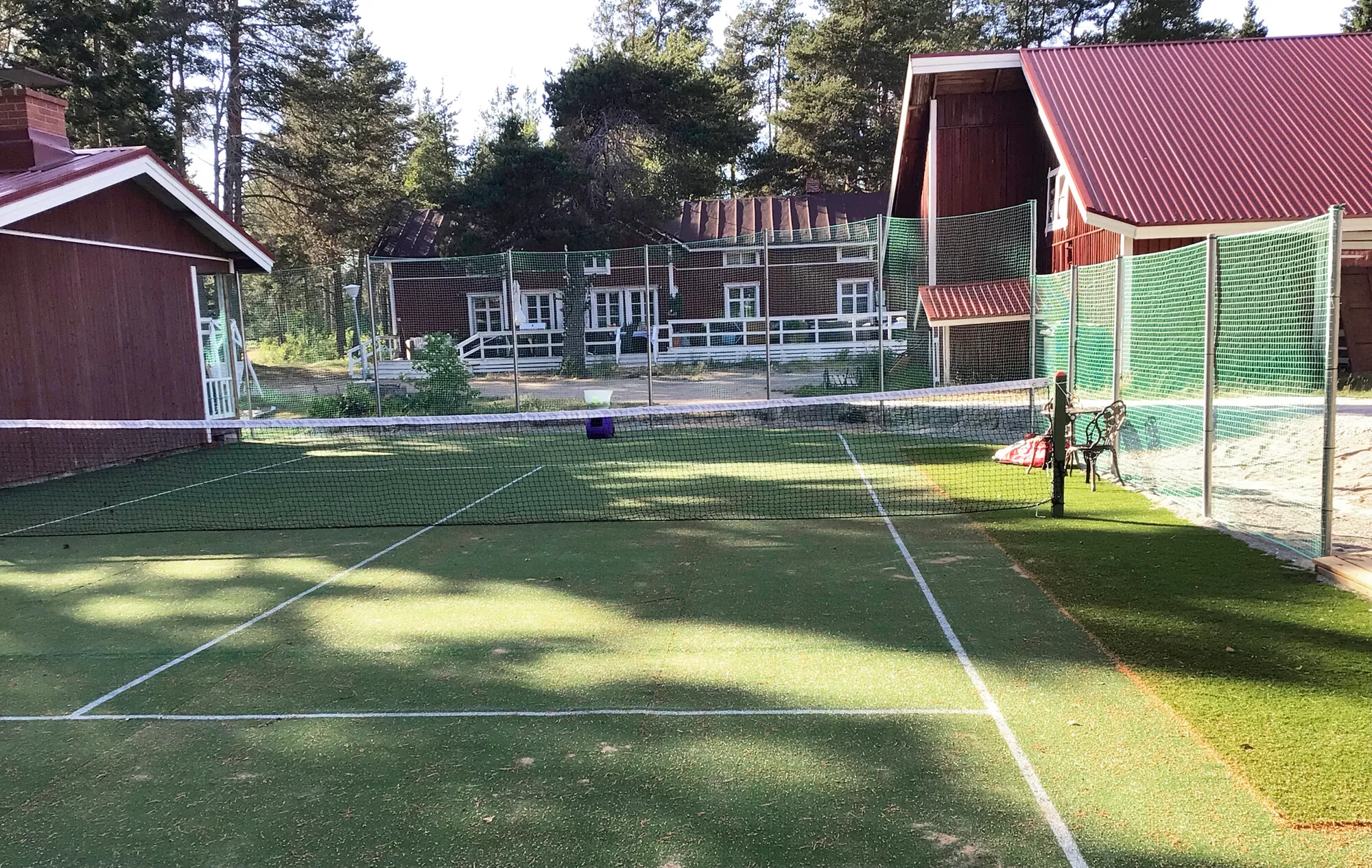 Pirkko harrastaa tennistä, ja Anterokin harjoittelee parhaillaan lajia. He ovat rakennuttaneet Lohijärvelle oman tenniskentän.